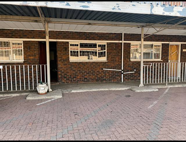 2 BEDROOM FLAT FOR SALE IN VEREENIGING CENTRAL